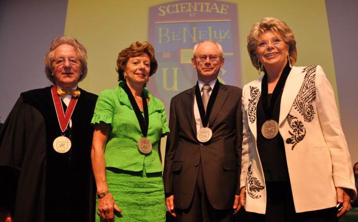 V.l.n.r. Professor Dr. Anton van der Geld, Eurocommissaris Neelie Kroes, Europees president Herman Van Rompuy en Eurocommissaris Viviane Reding