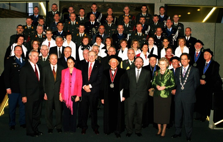 Groepsfoto na de academische zitting met prof. Pieter van Vollenhoven, staatsminister Herman de Croo en anderen