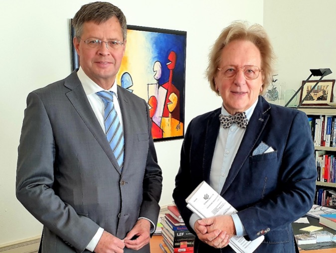 Oud-premier prof. Jan Peter Balkenende, hoofdtitularis B.U.C.; 
prof. Anton van der Geld, hoogleraar-voorzitter B.U.C. (BeNeLux-News)
