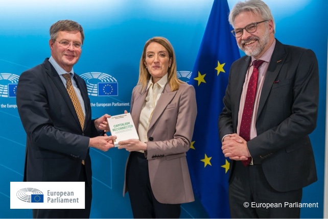 De voorzitter van het Europees Parlement, Roberta Metsola, ontvangt het boek Capitalism Reconnected