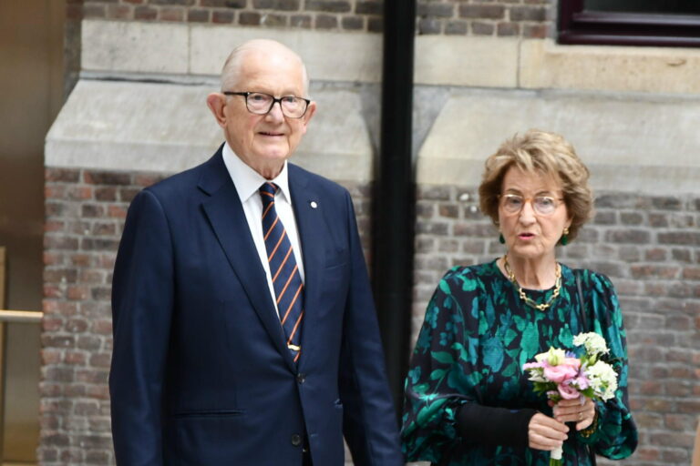 H.K.H. Prinsen Margriet der Nederlanden en prof.mr. Pieter van Vollenhoven, beschermheer B.U.C. - afbeelding vergroten