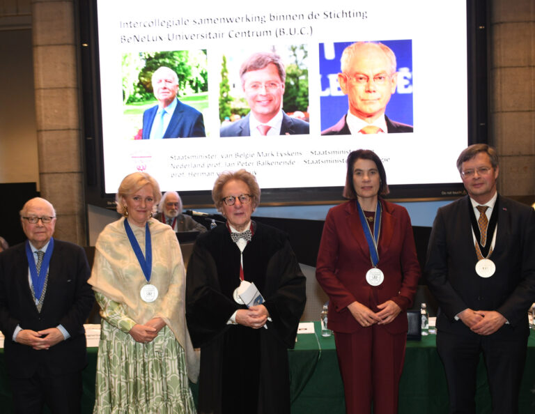 BeNeLux-Europe-Award 2025 voor H.K.H. Prinses Astrid van België en President Hoge Raad der Nederlanden prof. mr Dineke de Groot v.l.n.r.: Staatsminister prof. Mark burggraaf Eyskens; H.K.H. Prinses Astrid; B.U.C.-voorzitter prof. dr. Anton van der Geld; President Hoge Raad prof. mr Dineke de Groot; Staatsminister prof. Jan Peter Balkenende, hoofdtitularis B.U.C. - afbeelding vergroten