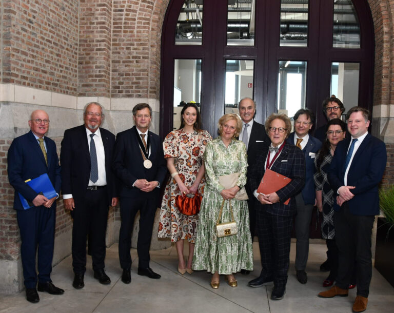 H.K.H. Prinses Astrid van België; Z.K.H. Prins Lorenz van België, Aartshertog Oostenrijk-Este; H.K.H Prinses Laetitzia; te midden van Staatsminister prof. Jan Peter Balkenende, hoofdtitularis B.U.C.; Havenambassadeur Antwerpen Marc Van Peel; Ambassadeur-raadsheer-Prinses Dirk Wouters en B.U.C.-voorzitter prof. dr. Anton van der Geld en familie. - afbeelding vergroten